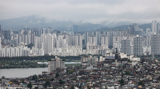 서울 남산에서 바라본 서울 용산구와 서초구 일대 아파트. <연합뉴스>